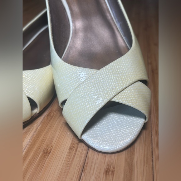 Cole Haan Kitten Heel Criss Cross Ivory Textured Patent leather size 9.5 - Picture 8 of 15